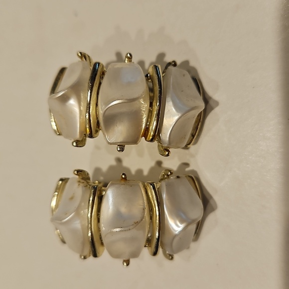 Vintage STAR Brand Goldtone & White Pearlized 4 Piece Jewelry Set - Picture 2 of 13